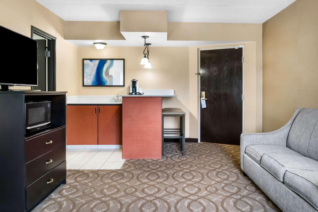 Best Western Okemos/East Lansing Hotel & Suites - Queen Suite With Two Queen Beds - Non-Smoking