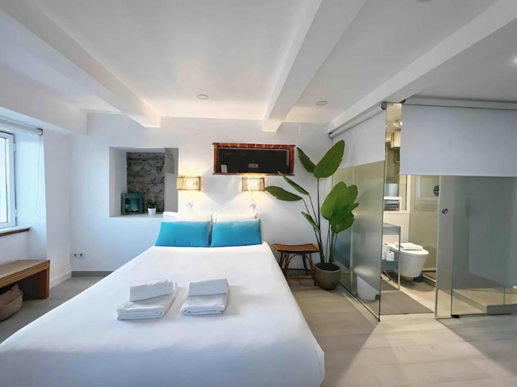 Stunning River View Studio in Historic Alfama