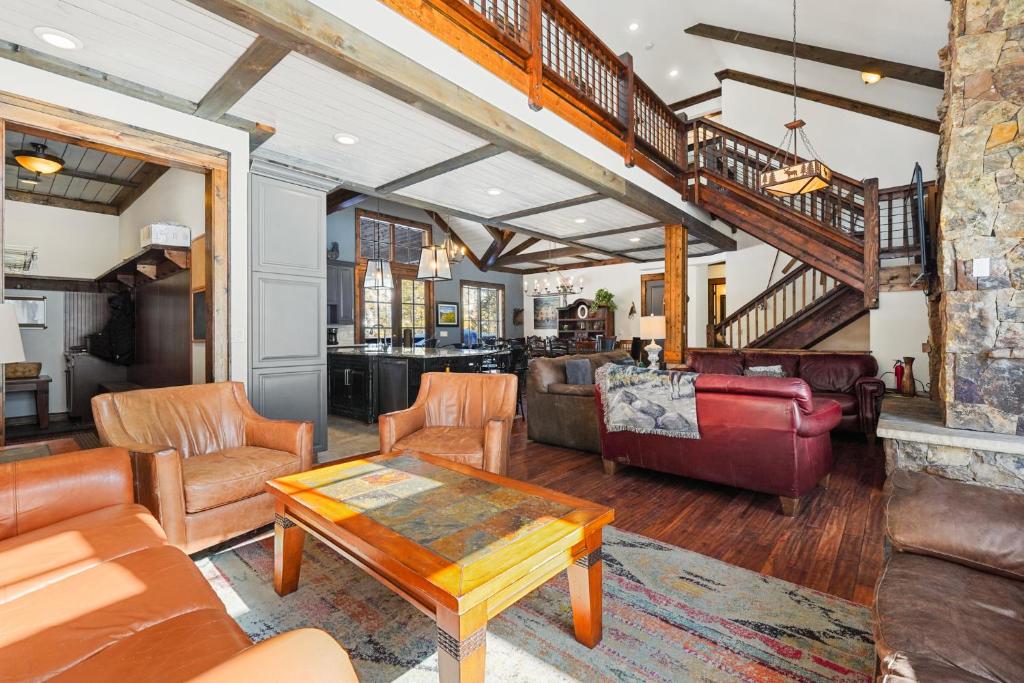 ein Wohnzimmer mit Sofa und Tisch in der Unterkunft Soda Ridge 1608 in Keystone