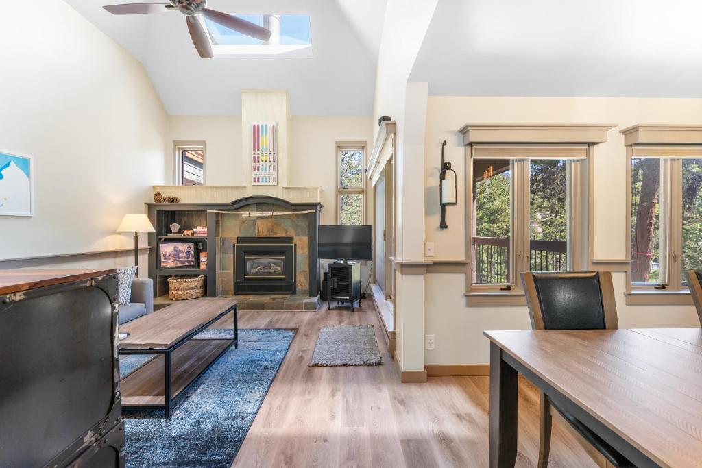 Posezení v ubytování Soda Springs 1902 by Summit County Mountain Retreats