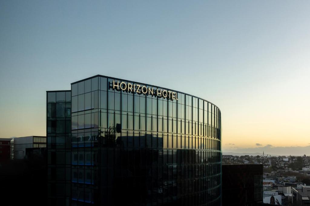un edificio con un letrero de Hollywood encima en Horizon by SkyCity, en Auckland