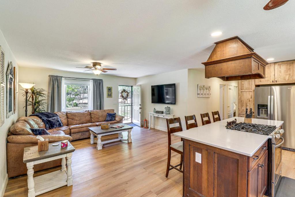 Η κουζίνα ή μικρή κουζίνα στο Near Woodland Lake Park Home with Fire Pit!