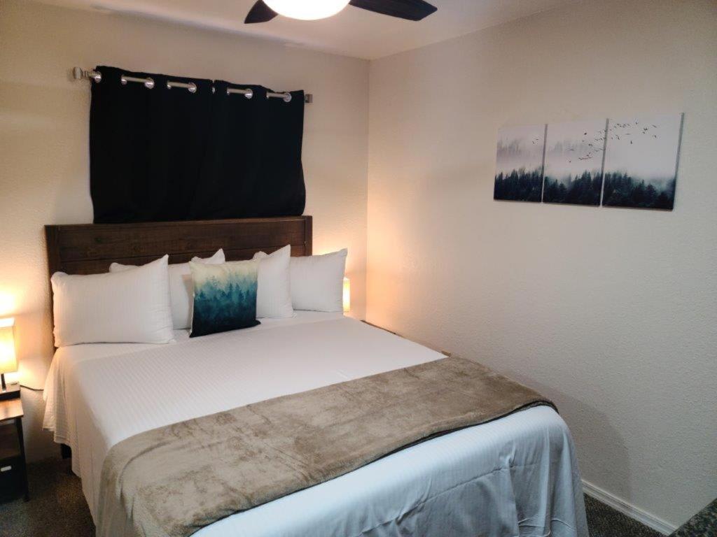 069B Comfortable Suite with Kitchenette and King Bed near South Rim sleeps 4 photo
