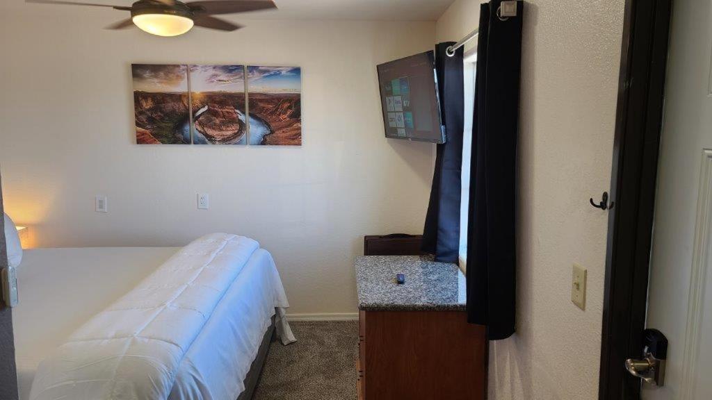069B Comfortable Suite with Kitchenette and King Bed near South Rim sleeps 4 photo