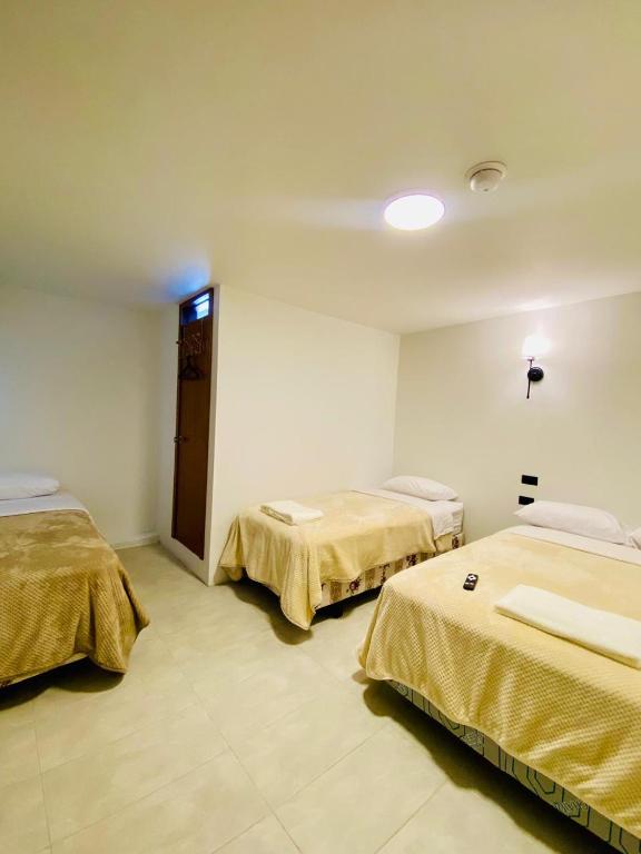 Postel nebo postele na pokoji v ubytování Hotel Bombay