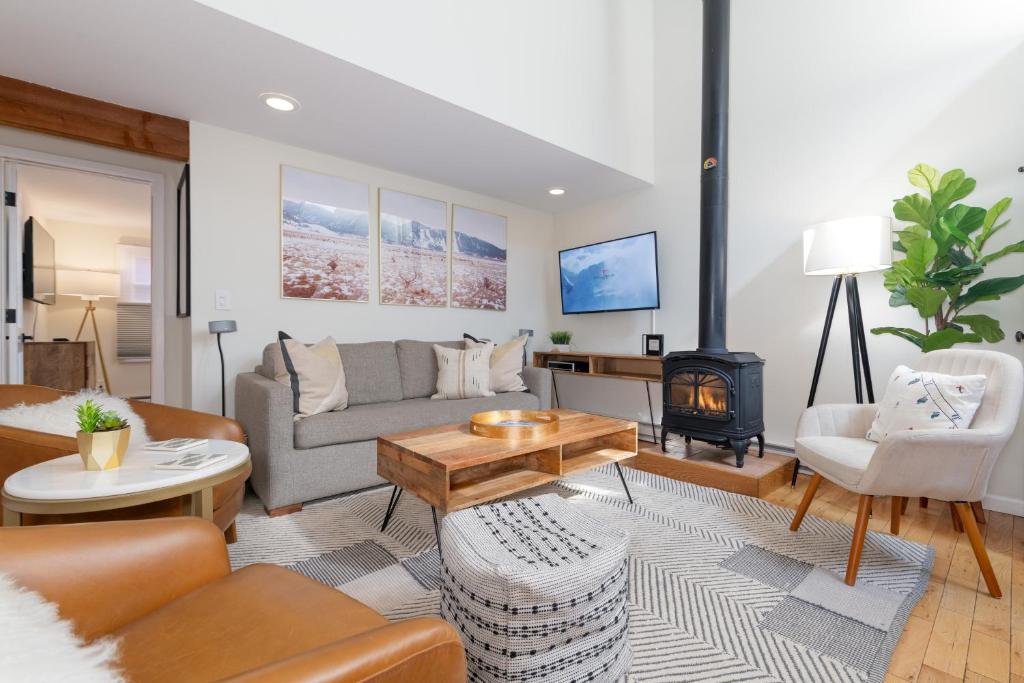 Μια τηλεόραση ή/και κέντρο ψυχαγωγίας στο Spacious Family Friendly Townhome on Telluride Mainstreet