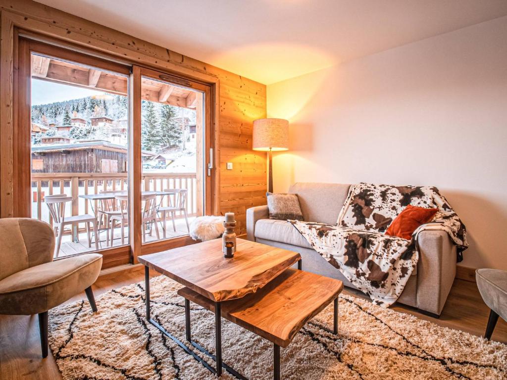 un salon avec un canapé et une table dans l'établissement Appartement cosy 7 pers, 2 chambres, pied de pistes avec parking et WiFi - FR-1-356-517, à Valmorel