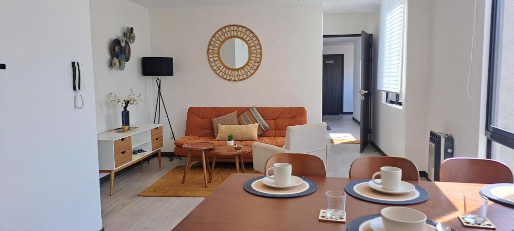 salon z kanapą i stołem w obiekcie Penthouse titanium mac w mieście La Paz