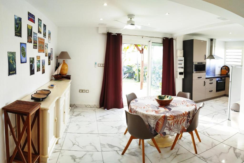 Kuchyň nebo kuchyňský kout v ubytování Maison Les Cocotiers de Plaiz'Anse