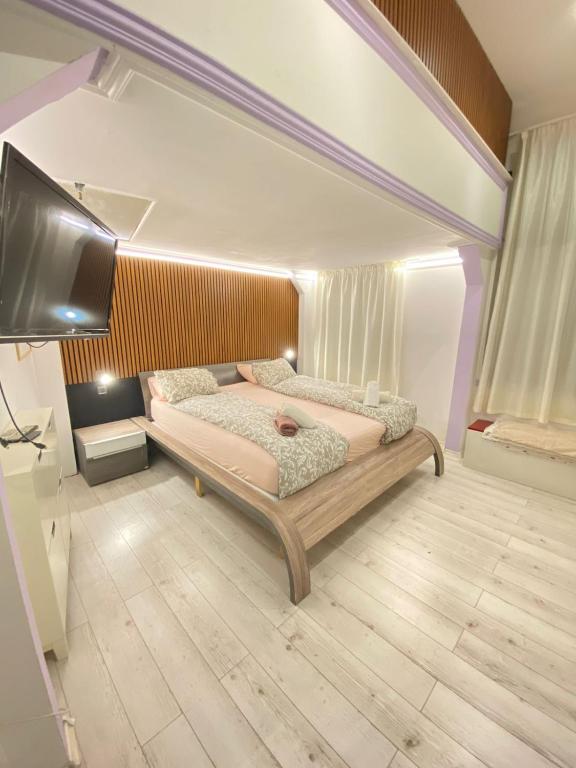 A bed or beds in a room at Yes, yes! lovely apartment good amenities Budapest center