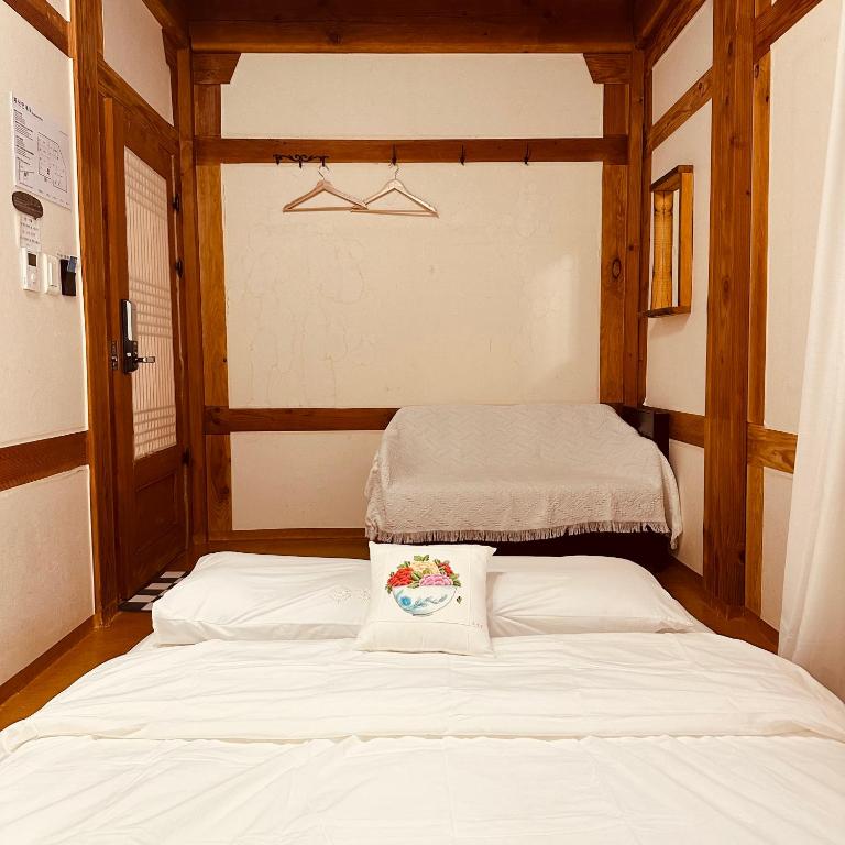 Postel nebo postele na pokoji v ubytování Jeonju Hanok village Deoksugung