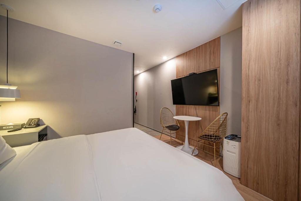 Postel nebo postele na pokoji v ubytování Gray 193 Hotel