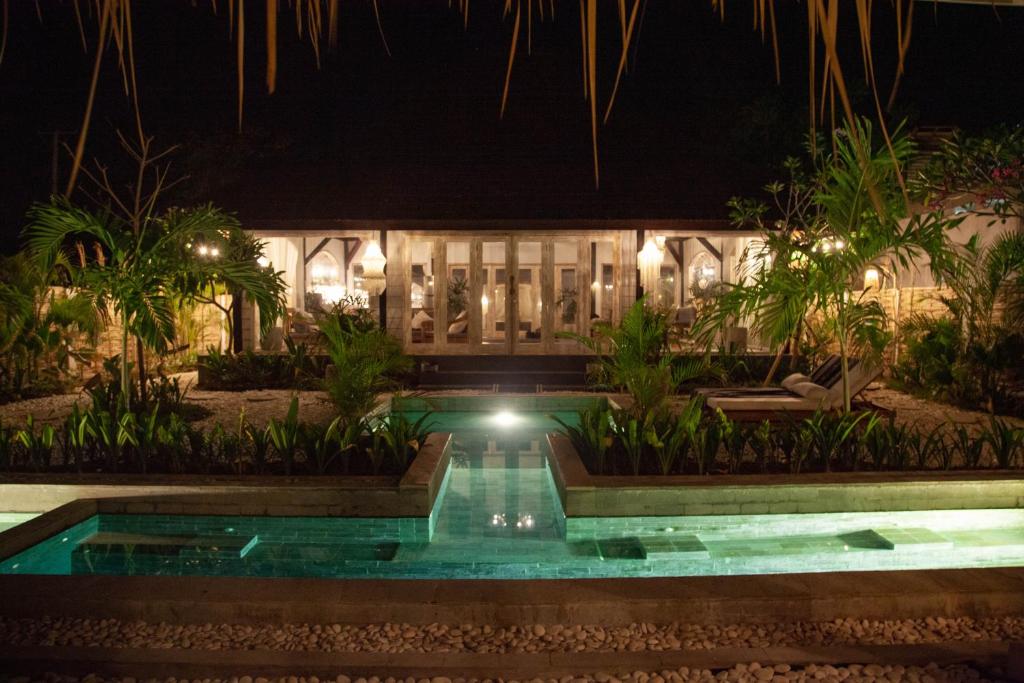 eine Villa mit Swimmingpool bei Nacht in der Unterkunft Casa Mystic Boutique villa in Gili Air