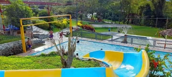 Πισίνα στο ή κοντά στο Finca de Recreación y Descanso La Argentinita