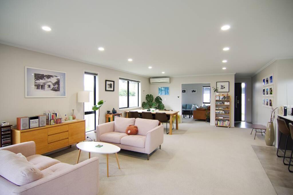 House in Hamilton - Resim 1