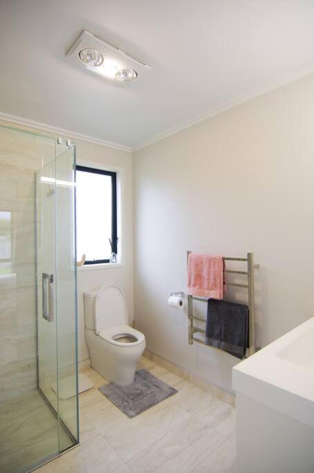 House in Hamilton - Resim 3