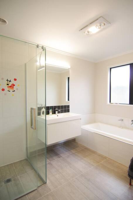 House in Hamilton - Resim 8