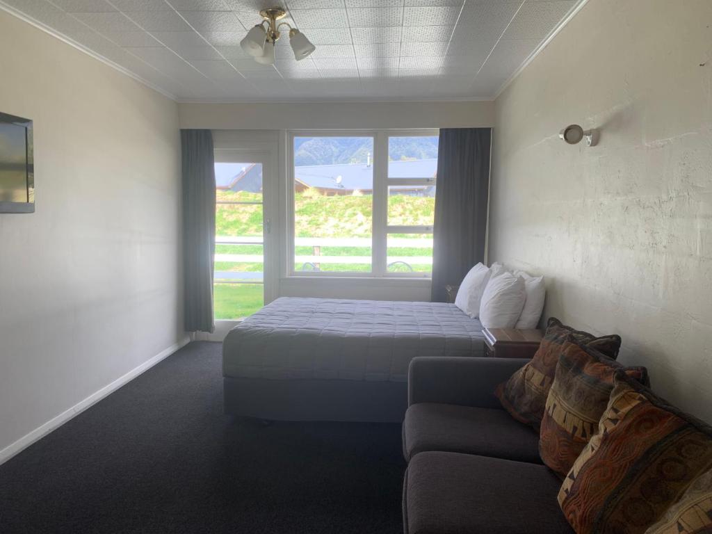 Postel nebo postele na pokoji v ubytování Mt Cook View Motel - Fox Glacier
