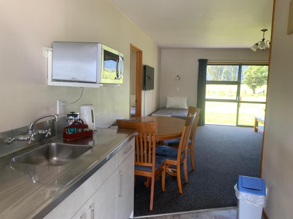 Kuchyň nebo kuchyňský kout v ubytování Mt Cook View Motel - Fox Glacier