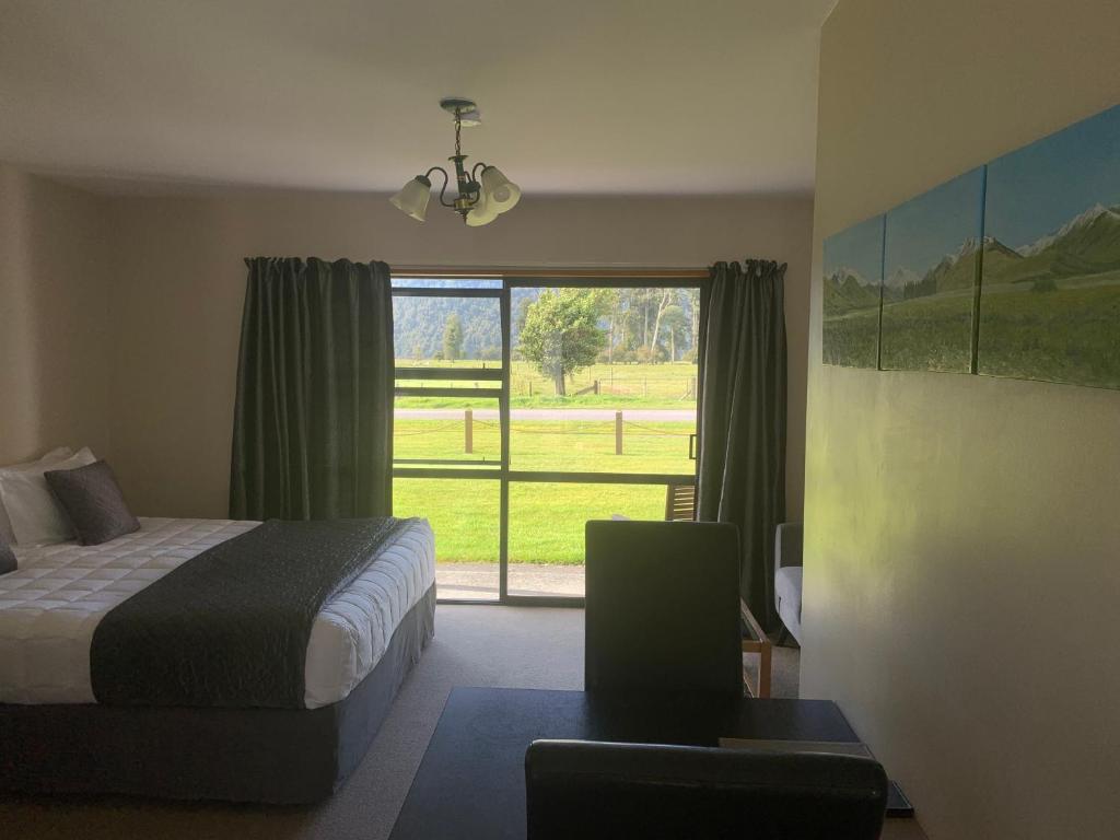 Postel nebo postele na pokoji v ubytování Mt Cook View Motel - Fox Glacier