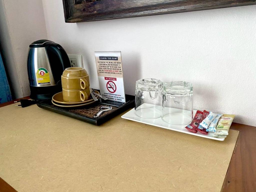 Příslušenství pro přípravu čaje a kávy v ubytování New Siam III Guest House