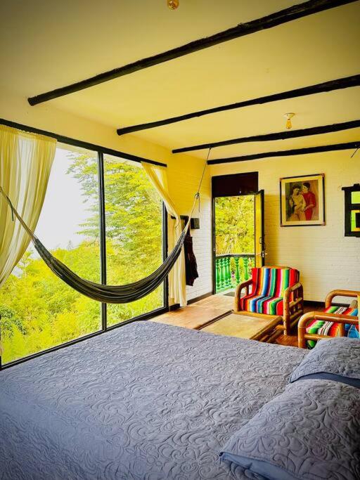 Una cama o camas en una habitación de Finca Bello Horizonte Cali