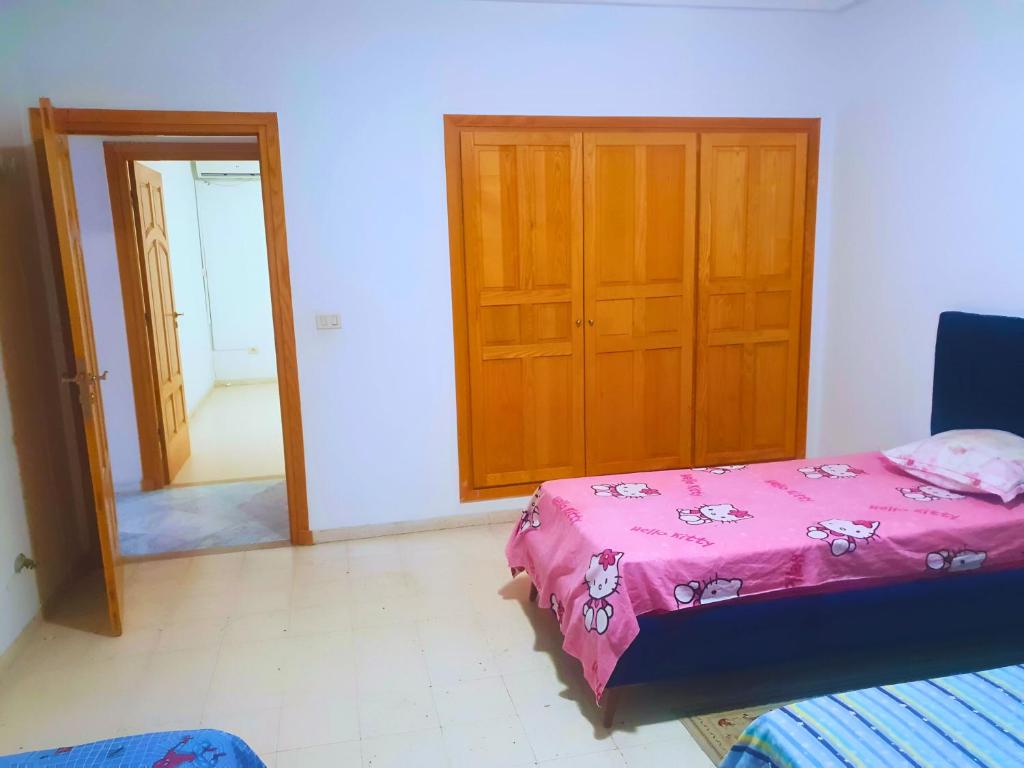 Postel nebo postele na pokoji v ubytování Belle 2 Chambres avec Internet - Ennasr 2 Hedi Nouira - Parfait Pour Les familles - Vue panoramique