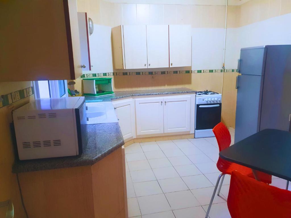 Kuchyň nebo kuchyňský kout v ubytování Belle 2 Chambres avec Internet - Ennasr 2 Hedi Nouira - Parfait Pour Les familles - Vue panoramique