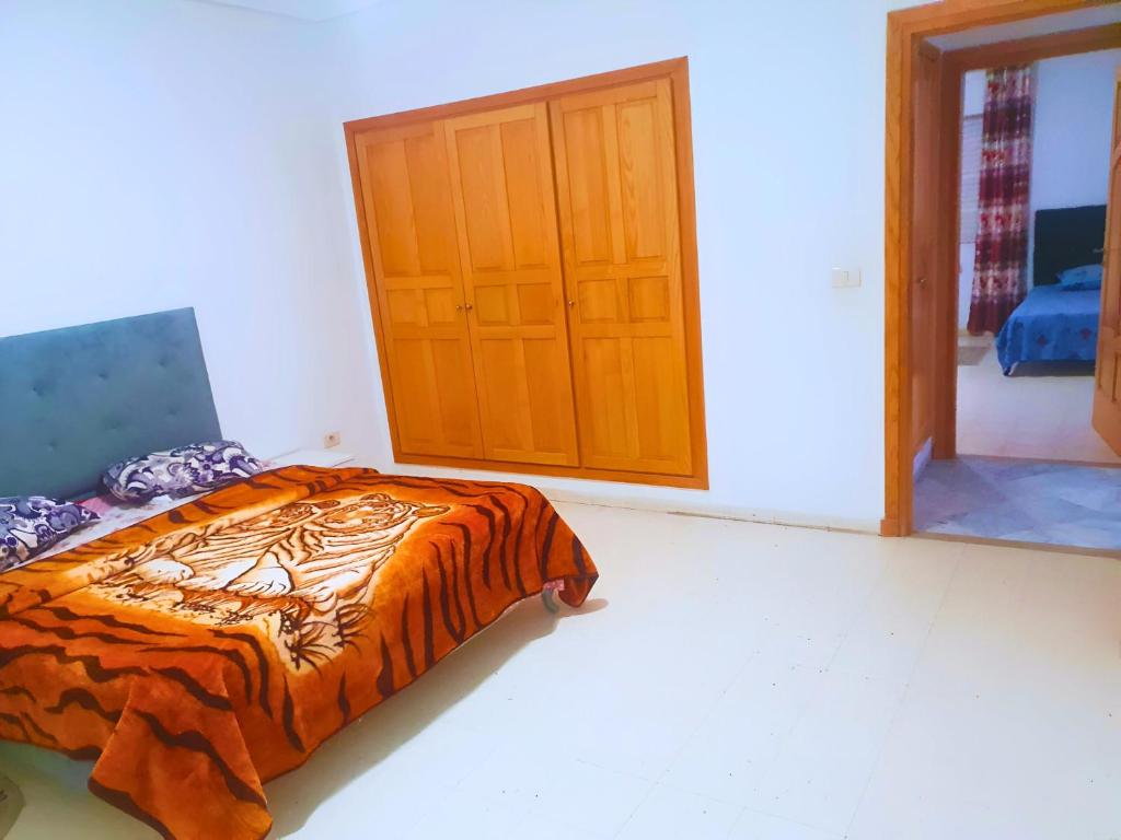 Postel nebo postele na pokoji v ubytování Belle 2 Chambres avec Internet - Ennasr 2 Hedi Nouira - Parfait Pour Les familles - Vue panoramique