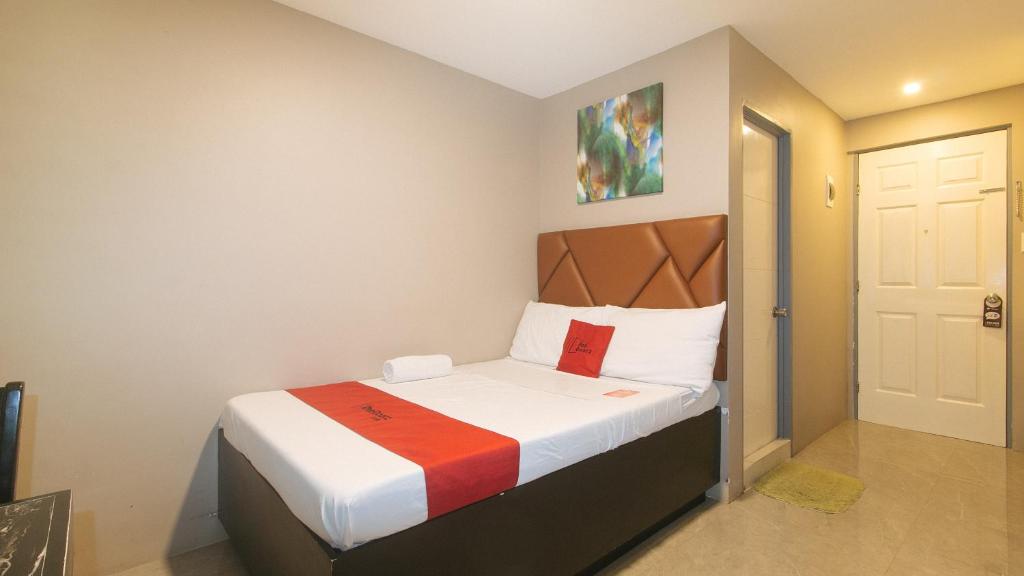 Postel nebo postele na pokoji v ubytování RedDoorz Plus at Seventy Five Inn Near Manila Airport