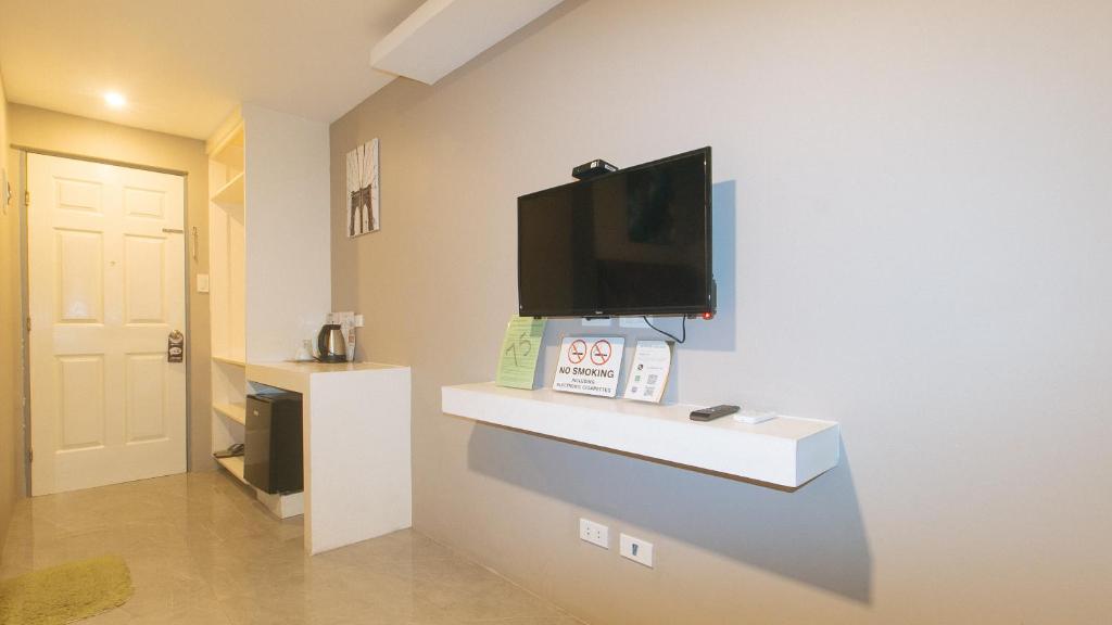 TV a/nebo společenská místnost v ubytování RedDoorz Plus at Seventy Five Inn Near Manila Airport