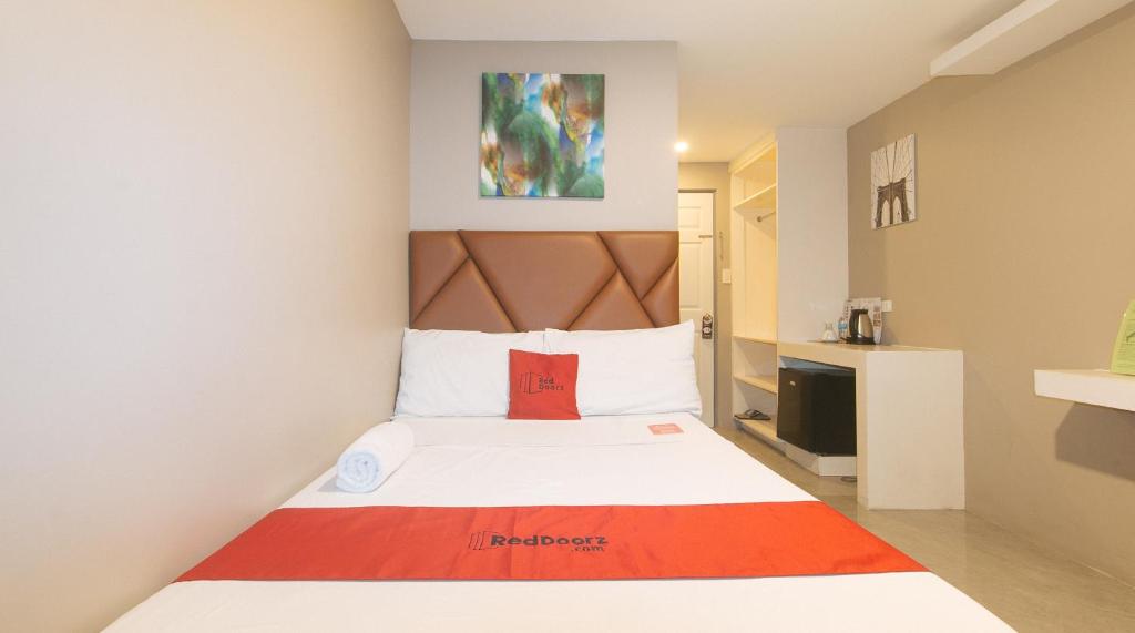 Postel nebo postele na pokoji v ubytování RedDoorz Plus at Seventy Five Inn Near Manila Airport