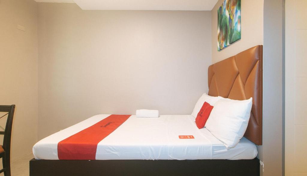 Postel nebo postele na pokoji v ubytování RedDoorz Plus at Seventy Five Inn Near Manila Airport