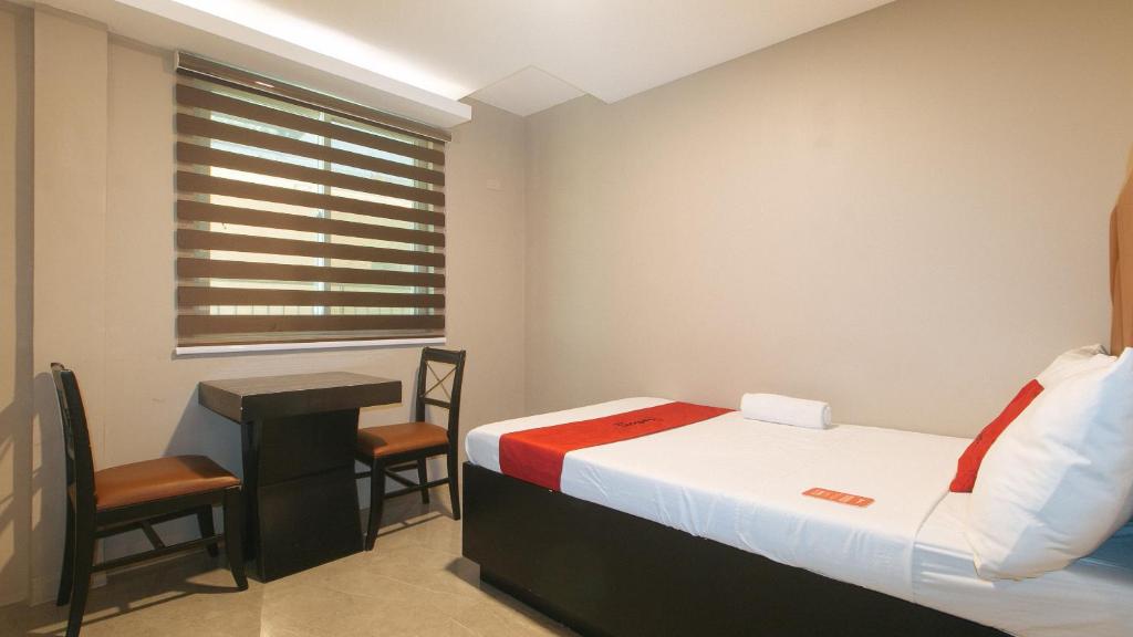 Postel nebo postele na pokoji v ubytování RedDoorz Plus at Seventy Five Inn Near Manila Airport