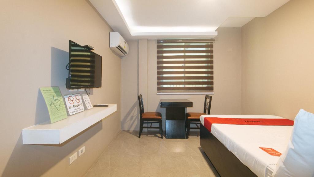 Postel nebo postele na pokoji v ubytování RedDoorz Plus at Seventy Five Inn Near Manila Airport