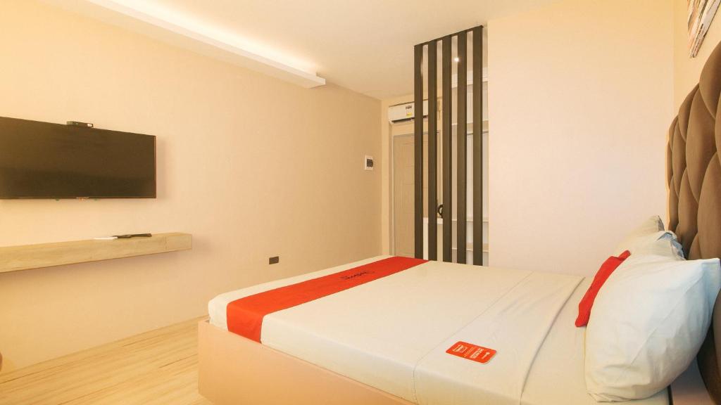Postel nebo postele na pokoji v ubytování RedDoorz Plus at Seventy Five Inn Near Manila Airport