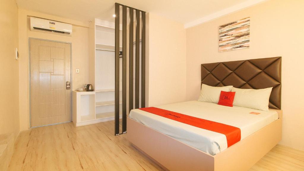 Postel nebo postele na pokoji v ubytování RedDoorz Plus at Seventy Five Inn Near Manila Airport