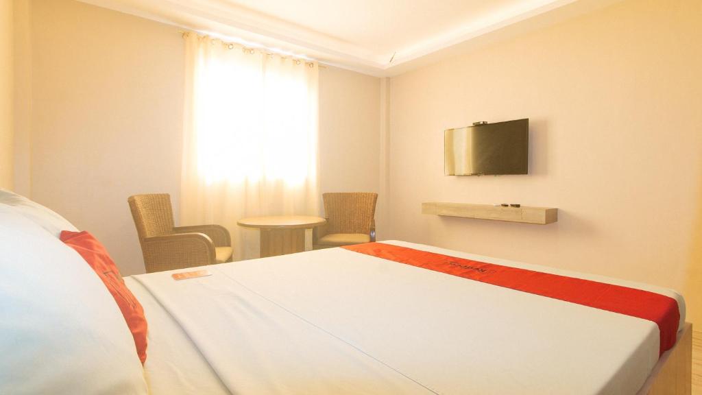 TV a/nebo společenská místnost v ubytování RedDoorz Plus at Seventy Five Inn Near Manila Airport
