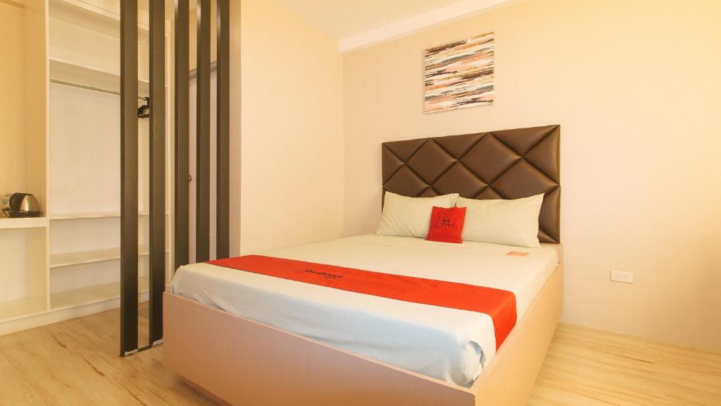 Postel nebo postele na pokoji v ubytování RedDoorz Plus at Seventy Five Inn Near Manila Airport