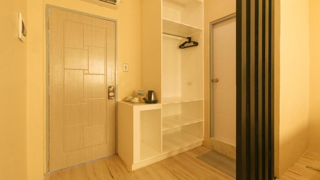 Koupelna v ubytování RedDoorz Plus at Seventy Five Inn Near Manila Airport
