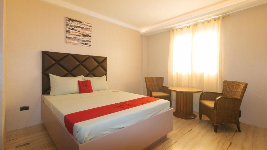 Postel nebo postele na pokoji v ubytování RedDoorz Plus at Seventy Five Inn Near Manila Airport