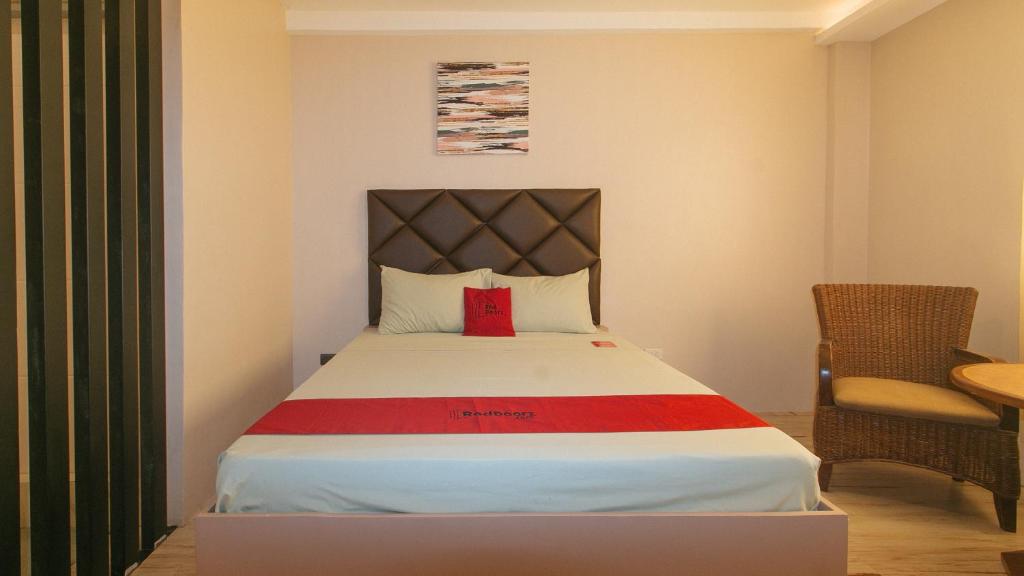 Postel nebo postele na pokoji v ubytování RedDoorz Plus at Seventy Five Inn Near Manila Airport