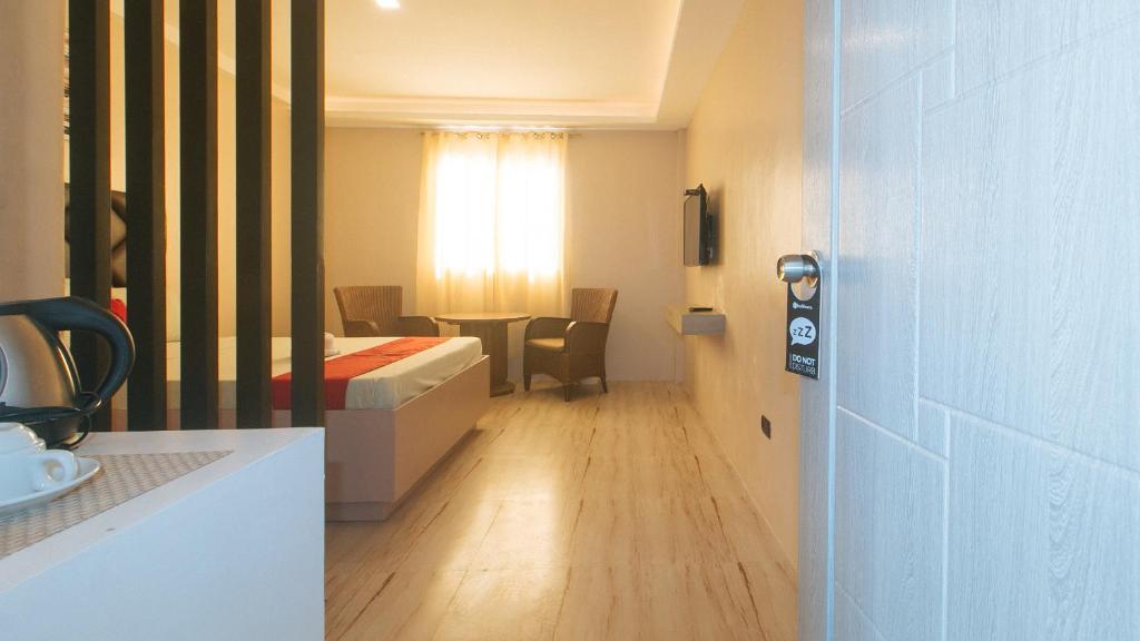 Postel nebo postele na pokoji v ubytování RedDoorz Plus at Seventy Five Inn Near Manila Airport