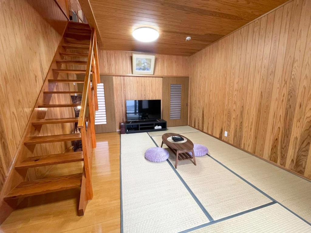 松江市にあるSYUkuhaku matuenosato / Vacation STAY 65782のリビングルーム(階段、テーブル、スツール付)