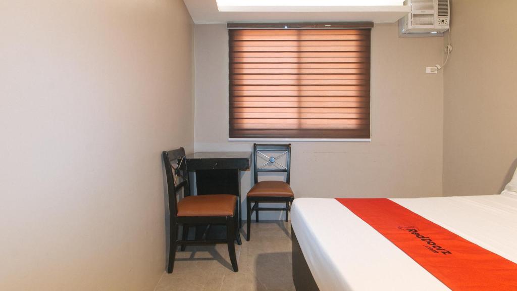 Postel nebo postele na pokoji v ubytování RedDoorz Plus at Seventy Five Inn Near Manila Airport