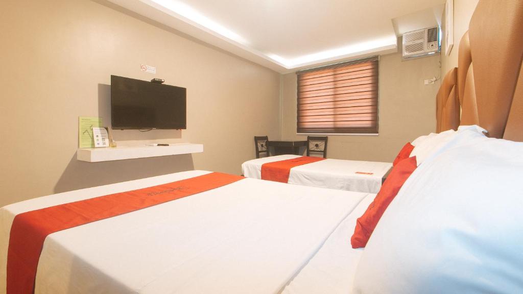 Postel nebo postele na pokoji v ubytování RedDoorz Plus at Seventy Five Inn Near Manila Airport