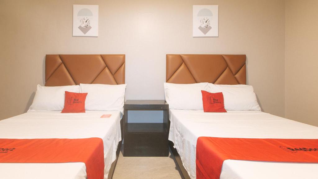 Postel nebo postele na pokoji v ubytování RedDoorz Plus at Seventy Five Inn Near Manila Airport