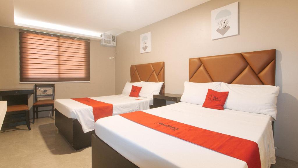 Postel nebo postele na pokoji v ubytování RedDoorz Plus at Seventy Five Inn Near Manila Airport