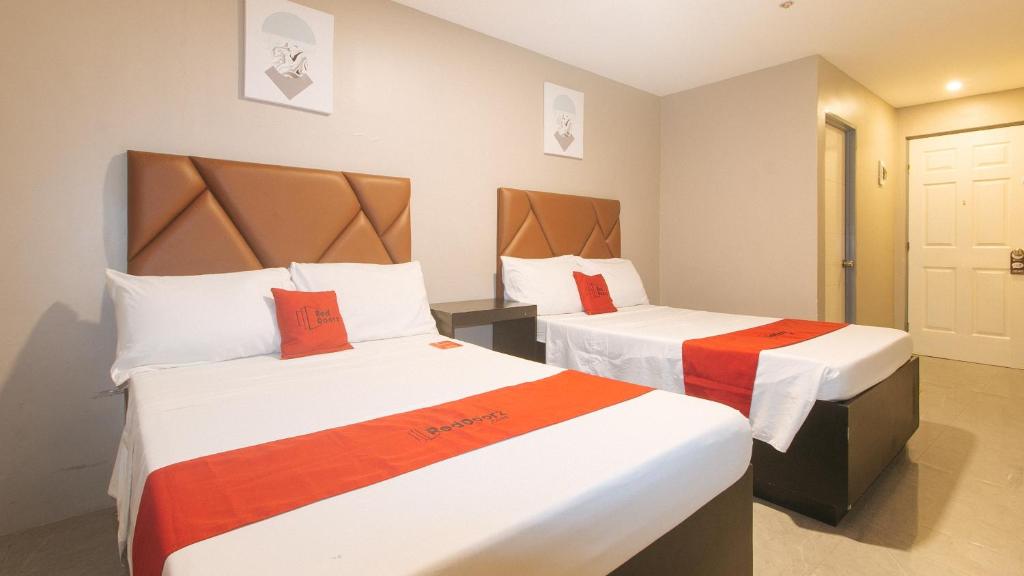 Postel nebo postele na pokoji v ubytování RedDoorz Plus at Seventy Five Inn Near Manila Airport