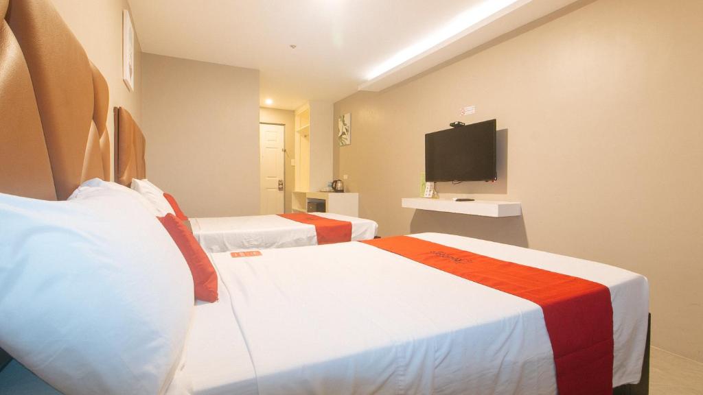 Postel nebo postele na pokoji v ubytování RedDoorz Plus at Seventy Five Inn Near Manila Airport